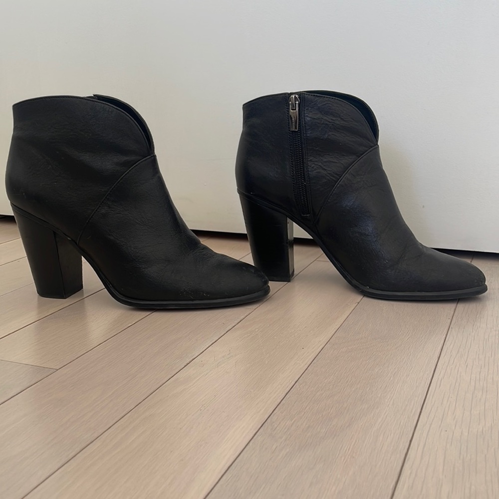Vince Camuto Women’s size 9.5 bootie heels